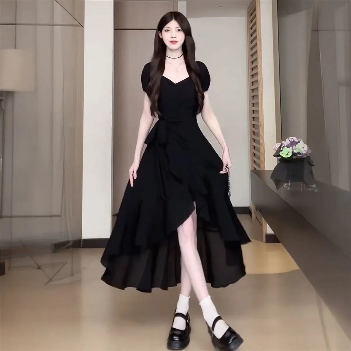夏日絕美法式氣質黑色不規則連身裙，2025新款赫本風特別漂亮收腰顯瘦長裙